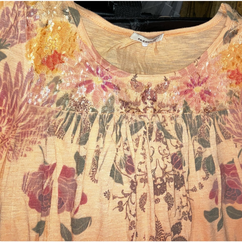 Peachy pink capped sleeved top sz m lace sparkle dainty floral detail